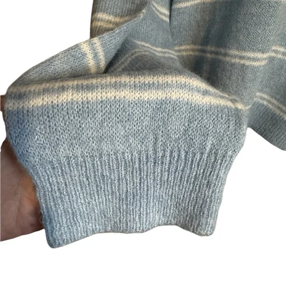 NWT American Eagle  Blue/White LIGHTWEIGHT V-Neck SPRING SWEATER   SMALL  #4 - Picture 6 of 13